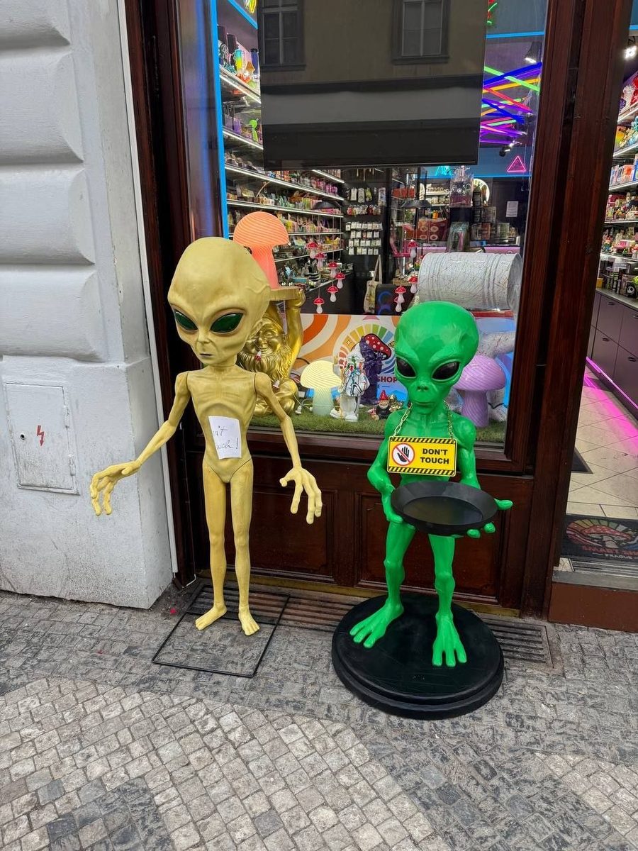 Dvojice mimozemšťanů pro smart shop
